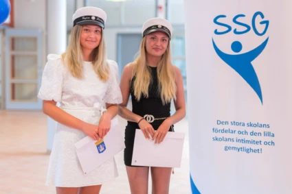 Fr v: Cajsa Lienau och Alva Bergman fick 5 000 kronor var i stipendier av 50-årsfonden. 