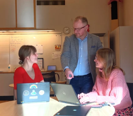 Elever och lärare på Söderslättsgymnasiets studietorg.